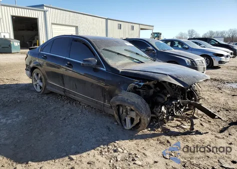 2010 Mercedes-Benz C 300 из США, поврежденный, VIN WDDGF5EB0AR102342